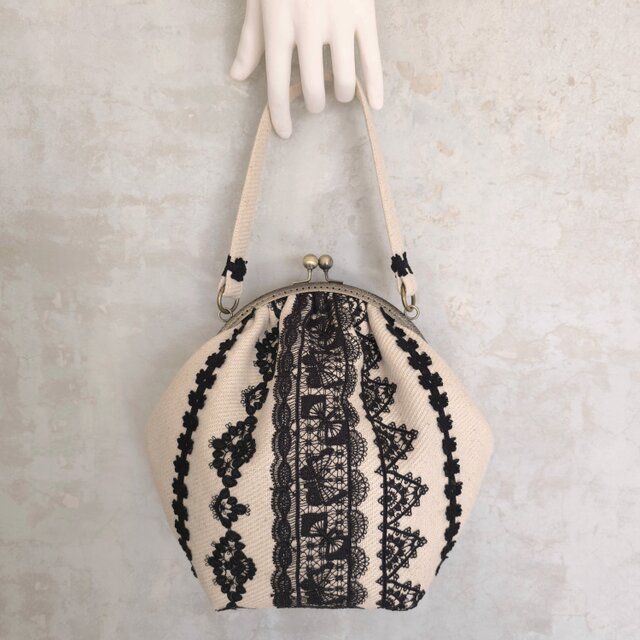 コロンと丸いがま口バッグ＊レースを飾って～生成 | iichi 日々