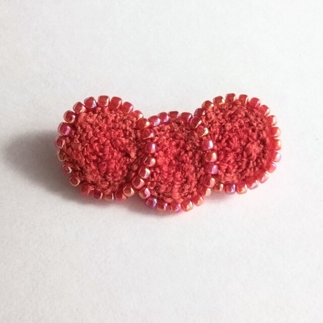 羊毛フェルトブローチ★ハンドメイド★刺繍★ビーズ★ 赤いポピー畑の魅力 ビーズ刺繍のブローチ -チャーミングなお花ポピー- red flower