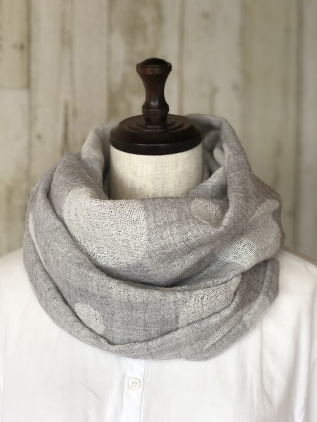 ふわり❣️ウールガーゼの二重巻きスヌード❤️水玉ジャガード（パールグレイ×アイボリー）