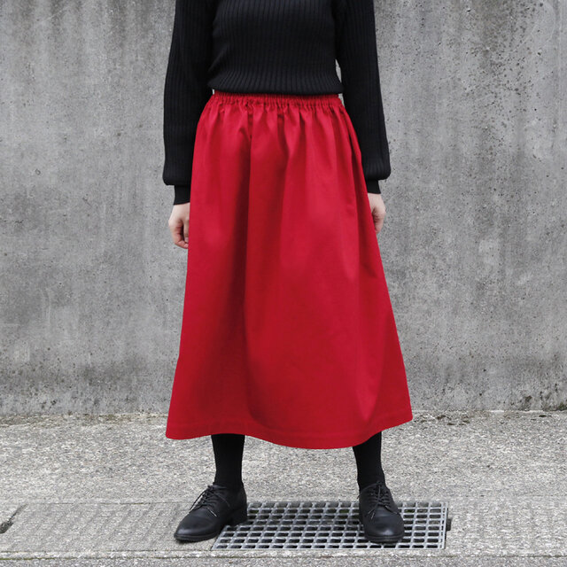 シンプルで丈夫、カジュアルでもきれいめでも。上品で万能 チノクロス ギャザースカート（ イタリアン レッド ）赤 ロングシーズン