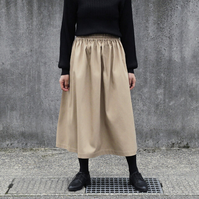 シンプルで丈夫、カジュアルでもきれいめでも。上品で万能 チノクロス ギャザースカート（ チノ ベージュ ）ロングシーズン