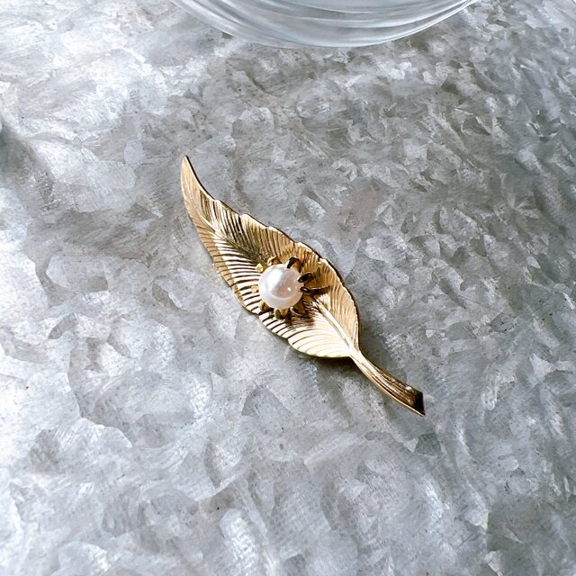 SC131-ヴィンテージブローチ U.S.A. 1970〜80s Gold Tone Faux Pearl Leaf