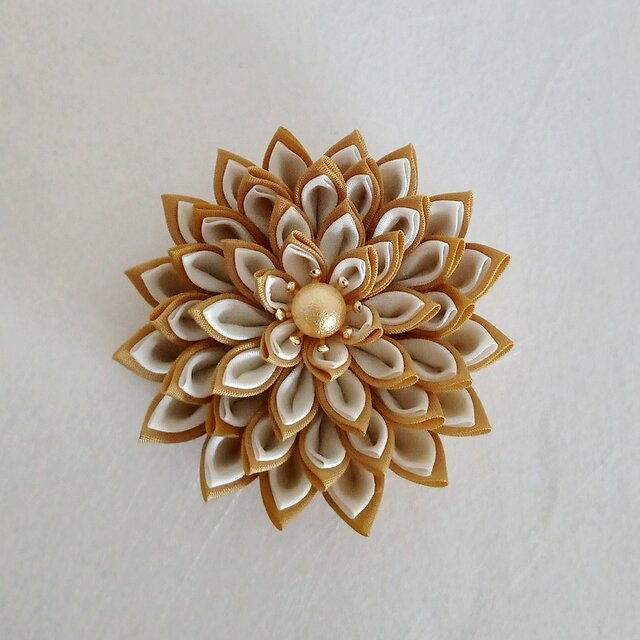 つまみ細工　ダリアの髪飾り　ゴールド×クリームホワイト　《成人式、七五三、卒業式、入学式、和装》
