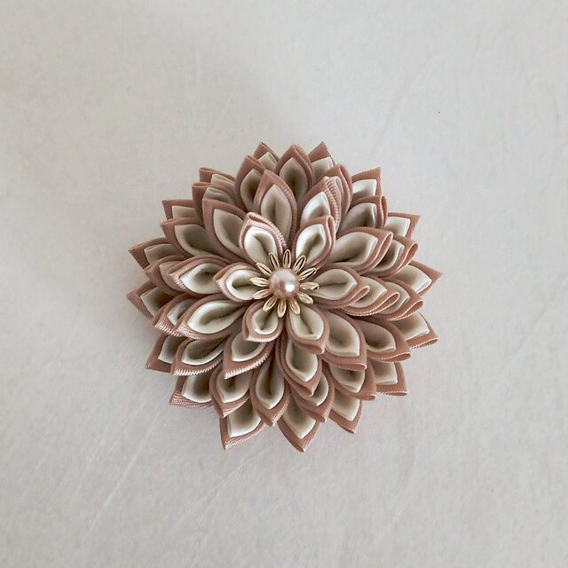 つまみ細工　ダリアの髪飾り　シャンパンゴールド×クリームホワイト　《成人式、七五三、卒業式、入学式、和装》