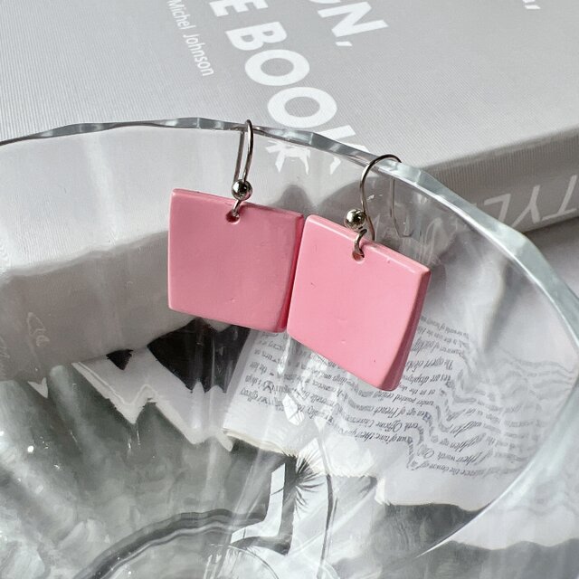 P621- ヴィンテージピアス U.S.A. 1980s Pink Enamel Paint Square