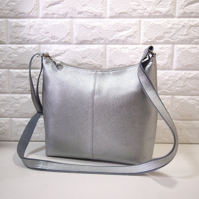 ★ハンドメイド★日本製★本革★大き目の斜め掛けショルダーバッグ★シルバー色★縦型★超軽量★