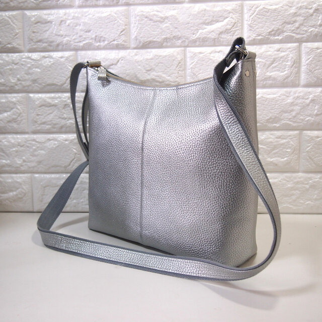 ☆ハンドメイド☆日本製☆本革☆大き目の斜め掛けショルダーバッグ