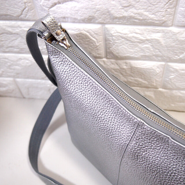 ☆ハンドメイド☆日本製☆本革☆大き目の斜め掛けショルダーバッグ