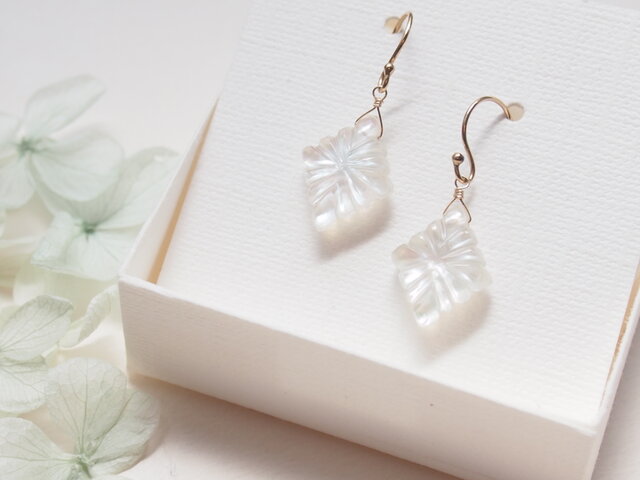 ローゼンジカービングクリスタルのシンプルピアス（14kgf