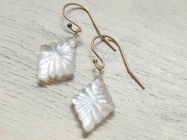 ローゼンジカービングクリスタルのシンプルピアス（14kgf