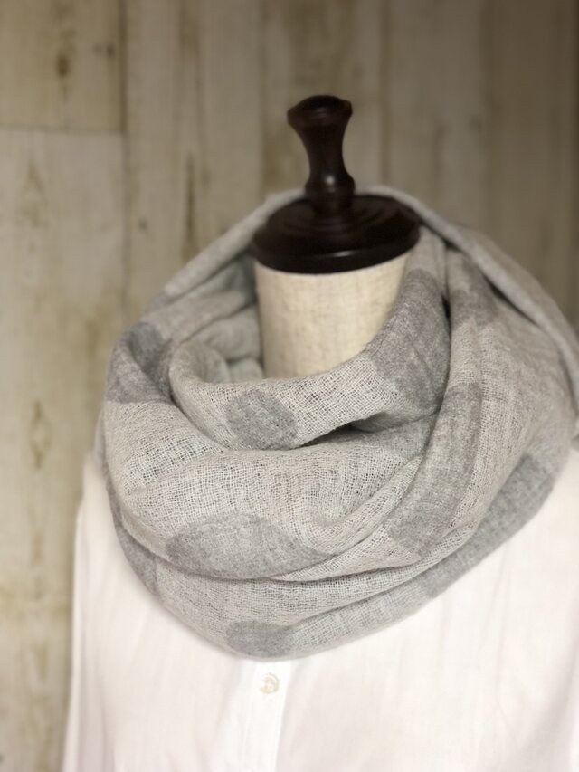 ふわり❣️ウールガーゼの二重巻きスヌード❤️水玉ジャガード（パーチメント×パールグレイ）