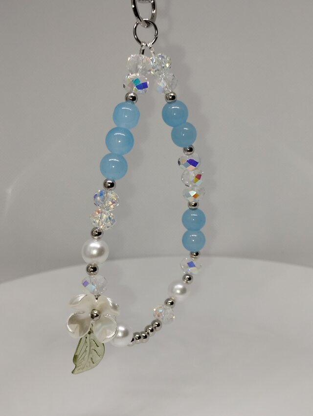 ビーズストラップ☆バッグチャ—ム☆白いお花☆ライトブルー | iichi