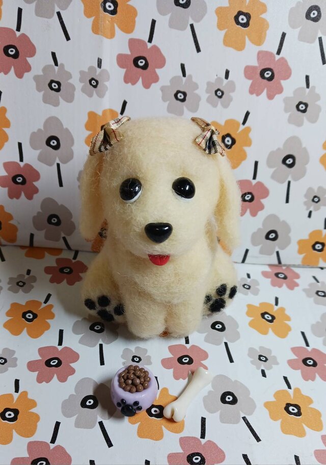 早く「よし！」いってほしいなあ　お腹すいてるクリーム色の大きめなワンちゃん　羊毛