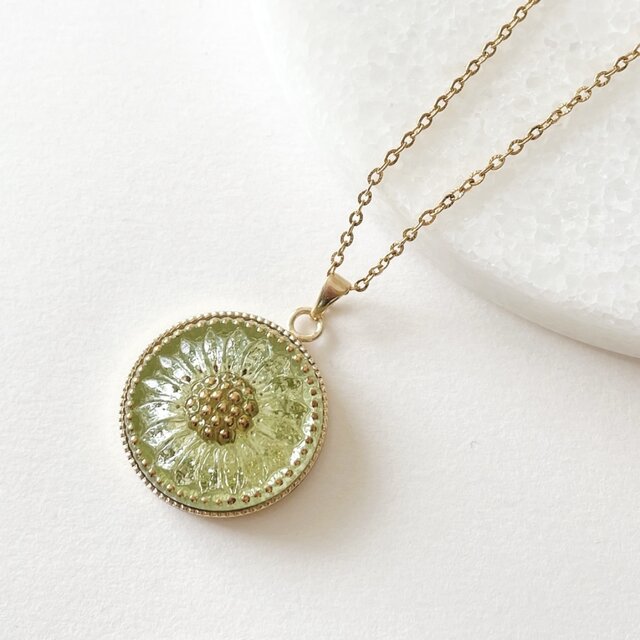 イエローフラワー　チェコガラスボタンのネックレス　サージカルステンレス　スライドボールつき