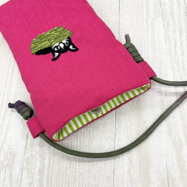 手刺繍スマホショルダー かご猫 | iichi 日々の暮らしを心地よくする