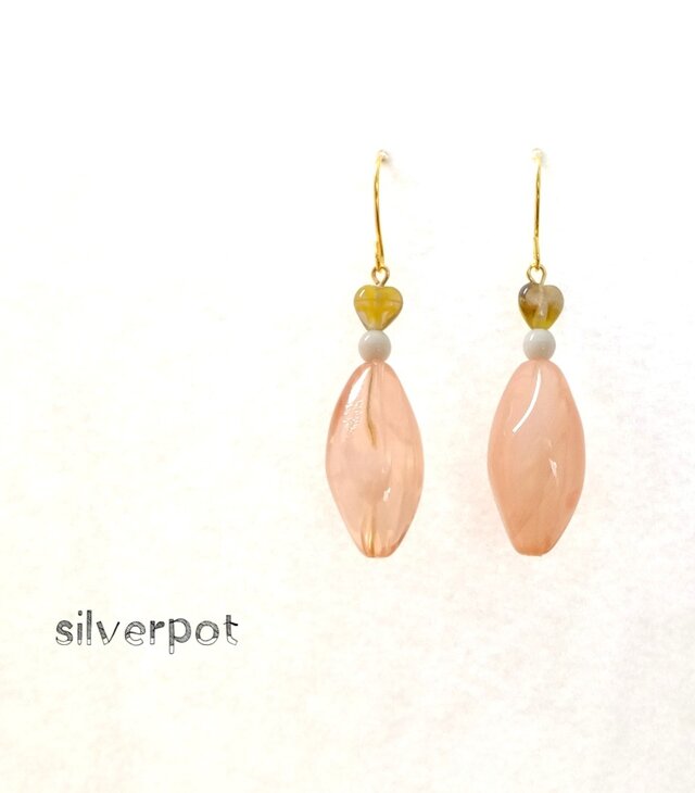 G65【1点もの】アプリコットの優しい色味とハートのピアス（パーツ変更可能）