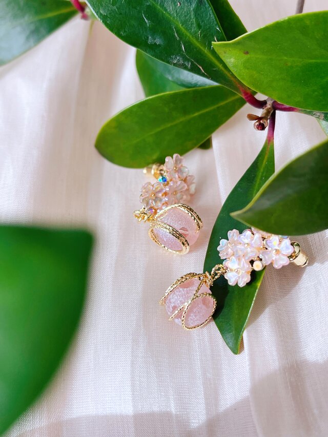 「花咲く朝霧（はなさくあさぎり）」ハンドメイドピアス | 14K金メッキ | 手作りの優雅な輝き