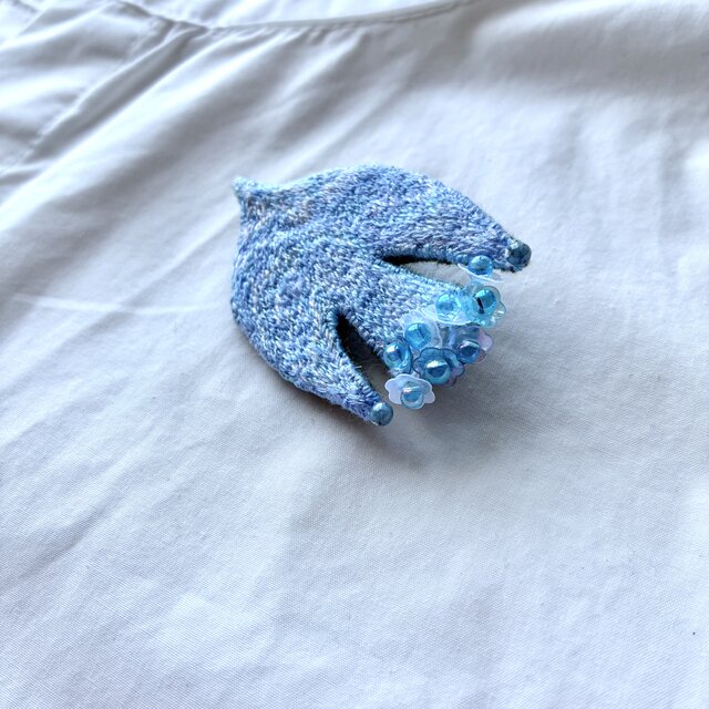 sora blue お空の色を纏うしっぽがお花の鳥モチーフ(おめめなし)   刺繍ブローチ