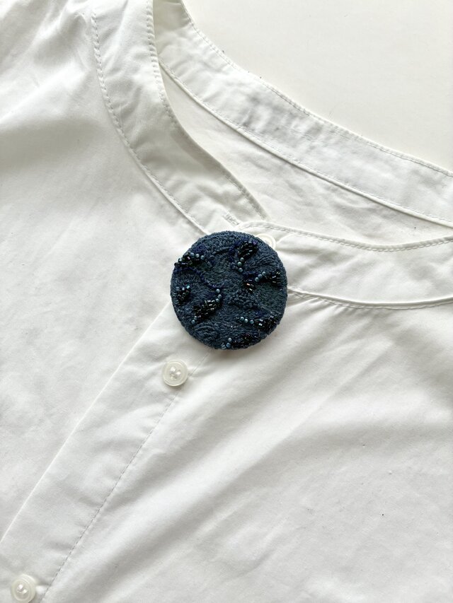 yoru no sougen "夜の草原ブルー/グリーン "dark blue and green 刺繍丸型ブローチ
