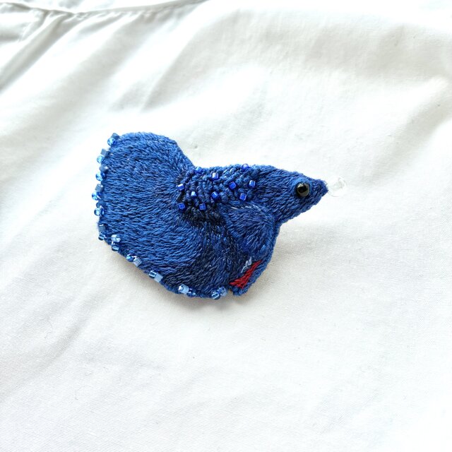 blue and little red betta 青とちょっぴり赤のベタ　魚刺繍ブローチ