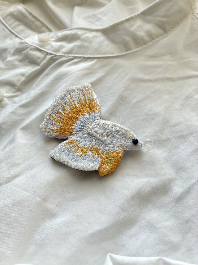 white and yellow betta 白ときいろの春色ベタ　魚刺繍ブローチ