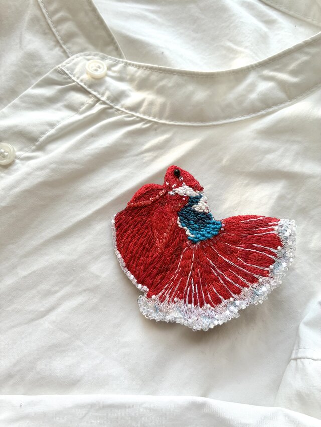 Red and blue betta 赤と青のベタ　魚刺繍ブローチ