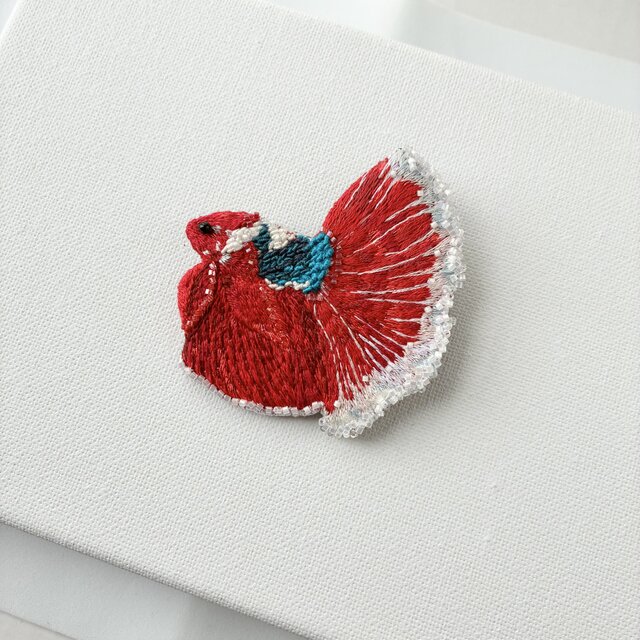 Red and blue betta 赤と青のベタ 魚刺繍ブローチ | iichi 日々の