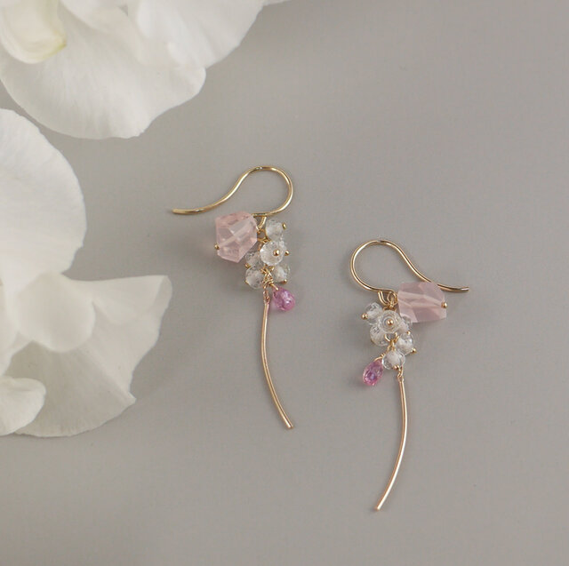 1042 GF＋K10桜ピンクローズクォーツカーブチェーンピアス | iichi
