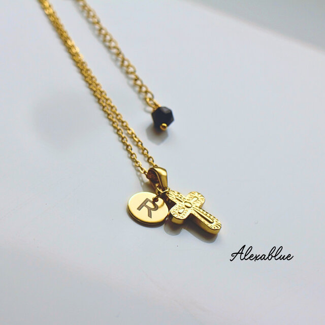 ユニセックス スモールクロス イニシャル ネックレス オニキス 8月