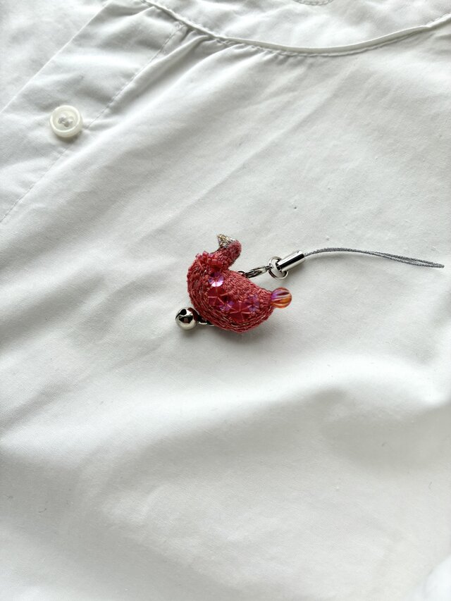 "rin rin"草木染め糸を使ったふっくらちいさな鳥刺繍ブローチ/お守りストラップ