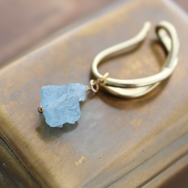 ✨3月誕生石✨ アクアマリン＜原石＞のイヤーカフ