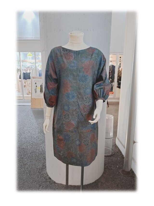 411　 コクーンワンピーㇲ　大島紬　 着物リメイク 花柄　グレー系　体系カバー　お出かけ　シルク