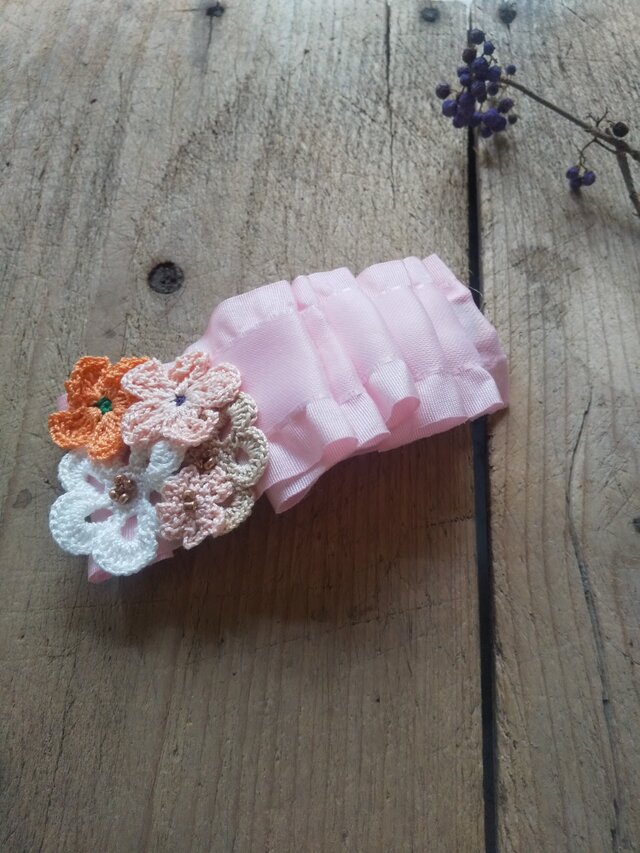 ピンクリボンのフラワーバレッタ