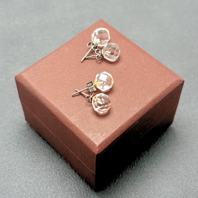 8mm 光の結晶 クォーツ/白水晶  K18GP RHP 天然石ピアス - ブリリアント M -white-