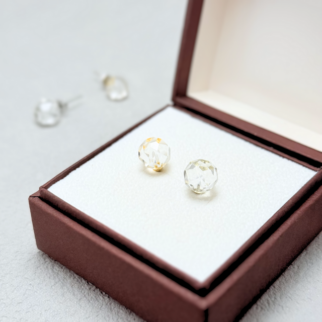 8mm 光の結晶 クォーツ/白水晶 天然石ピアス - ブリリアント M -white