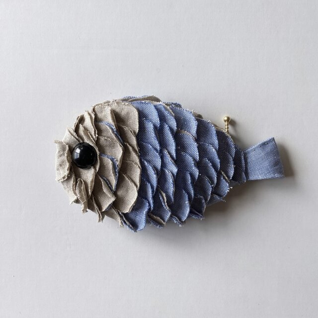 手縫いで仕上げた　ぬいぐるみみたいなリネンの魚ちゃんポーチ　no.224