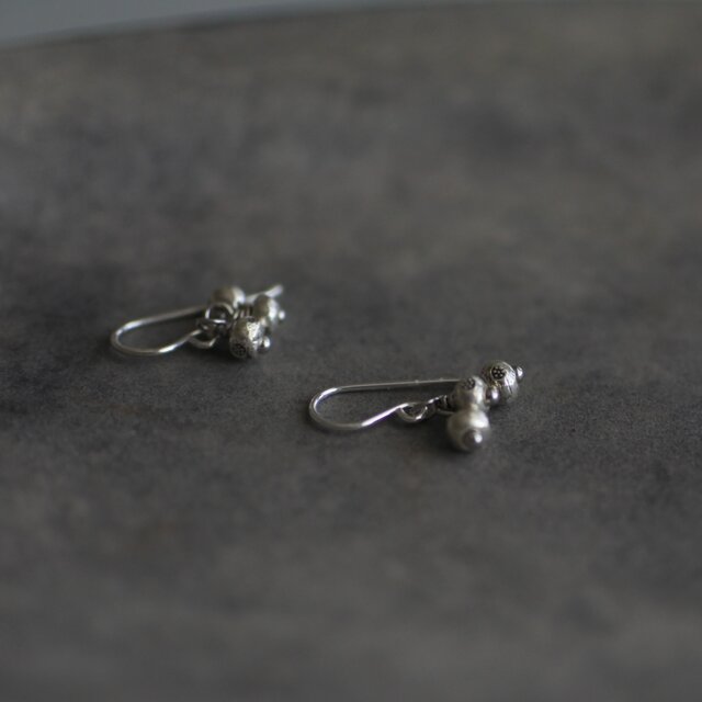 カレンシルバー 小さなつぶつぶピアス（silver925）orイヤリング