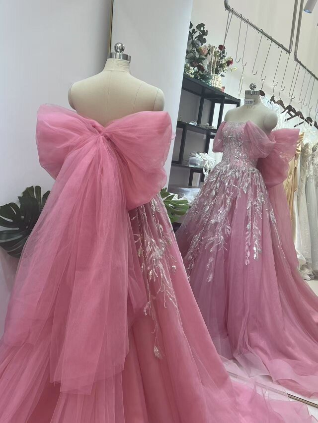 黒リボンが映える艶やかなストラップレスピンクドレス カラードレス 黒 ピンク 演奏会 リボン ロング パーティードレス