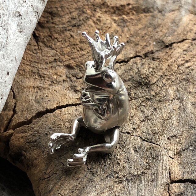 王様カエル | iichi 日々の暮らしを心地よくするハンドメイドや