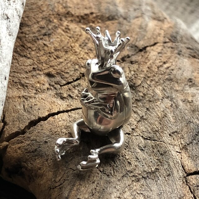 王様カエル | iichi 日々の暮らしを心地よくするハンドメイドや