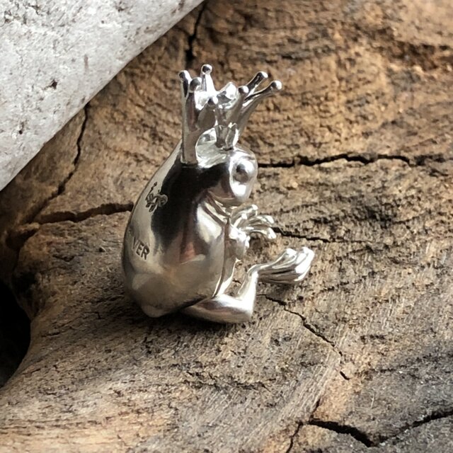 王様カエル | iichi 日々の暮らしを心地よくするハンドメイドや