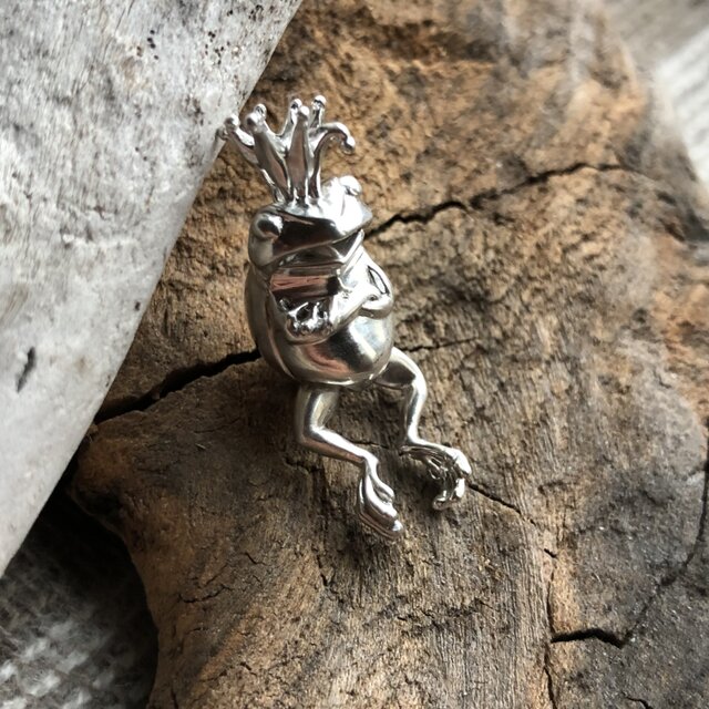 王様カエル | iichi 日々の暮らしを心地よくするハンドメイドや