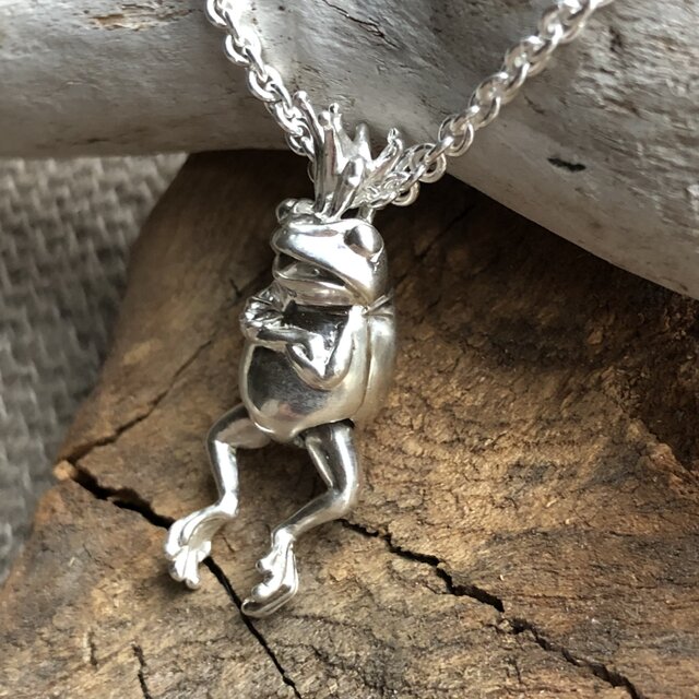 王様カエル | iichi 日々の暮らしを心地よくするハンドメイドや