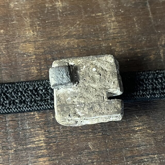 帯留　or ブローチ　黒釉&黒泥彩　凹▪️  (25040)