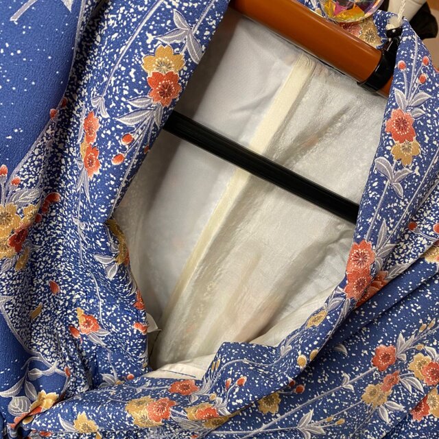 振袖 洗える 化繊 着物 袴 ハンドメイド リメイク ワンピース ドレス 帯サッシュベルト 和洋折衷 レトロ 古着 深い藍色に広がるのは、夜空に舞う粉雪のような小紋模様。 KWH-20 振袖 洗える 化繊 着物 袴 リメイク ワンピース ドレス 帯サッシュ