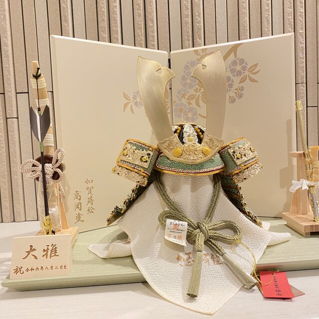 【真作】掛軸　太刀兜　武具と太刀の雅趣　武者飾り　勇壮絵　共箱入　U104 真作】掛軸 太刀兜 武具と太刀の雅趣 武者飾り 勇壮絵 共箱入 U104 五