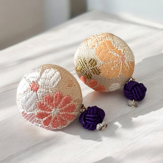 《イヤリング》世界に一つのデザイン☆京都西陣降金襴の淡い柔らかな模様の包みボタンと水引きのイヤリング