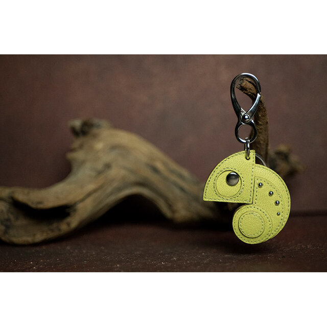 カメレオン デザイン / ヤギ革 キーホルダー ( スモール / イエロー )