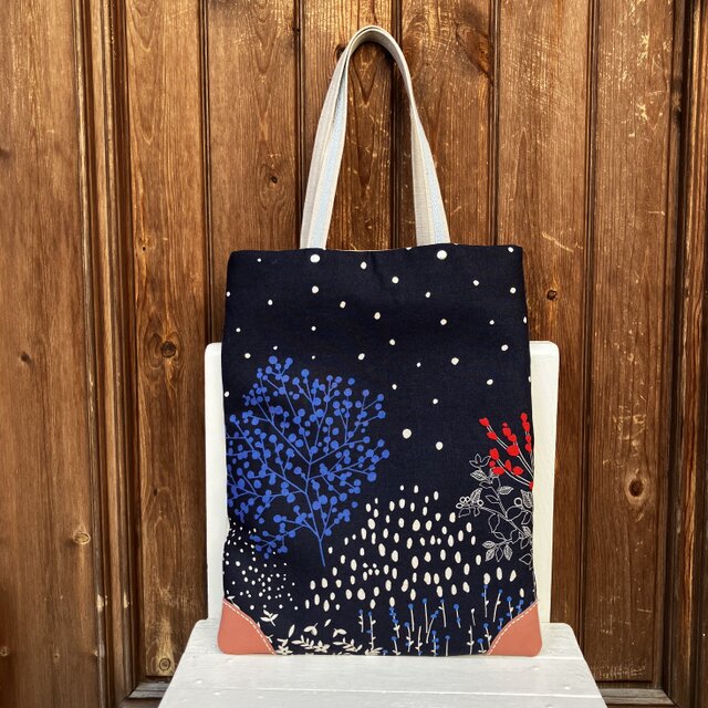 A4収納　手提げバッグ　ネイビーの植物3