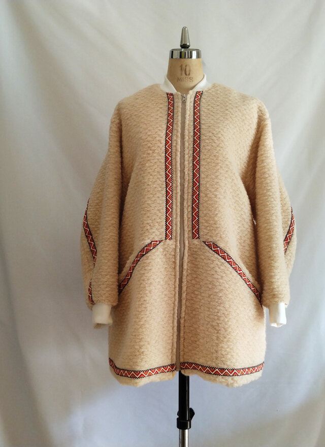 [50]le blouson en peluche avec un ruban tyrolien